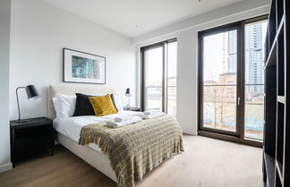 Photo 2 - Stylish Studio Apartment With River Views in Londons Bustling Docklands