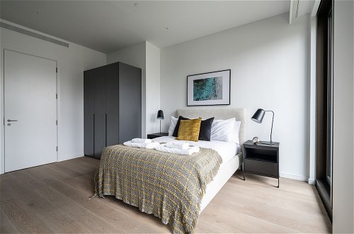 Photo 5 - Stylish Studio Apartment With River Views in Londons Bustling Docklands