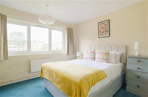 Photo 2 - Modern 2 Bedroom Apartment in Stockwell