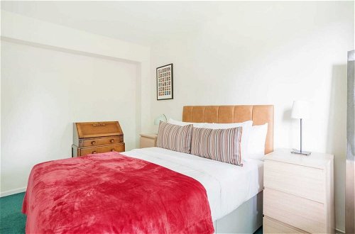 Photo 3 - Modern 2 Bedroom Apartment in Stockwell