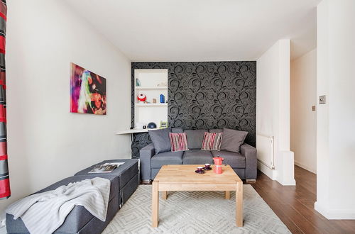 Photo 8 - Bright and Stylish Apartment in Trendy Islington by Underthedoormat