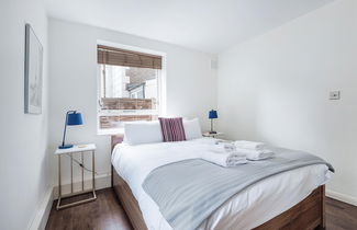 Photo 2 - Bright and Stylish Apartment in Trendy Islington by Underthedoormat