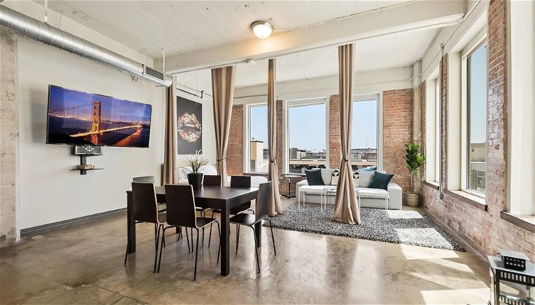 Photo 1 - 3 Bedroom Unit in Downtown Dallas with Pool & Gym