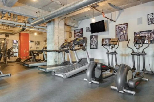 Photo 18 - 3 Bedroom Unit in Downtown Dallas with Pool & Gym