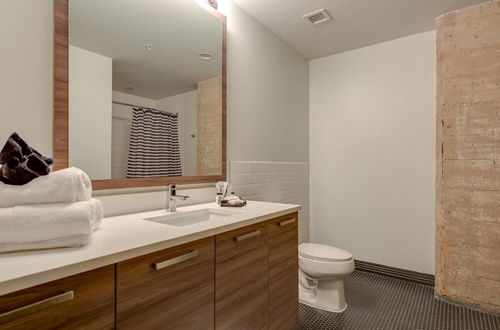 Photo 14 - 3 Bedroom Unit in Downtown Dallas with Pool & Gym