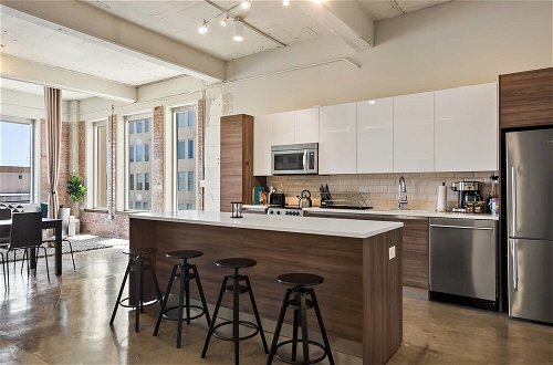 Photo 9 - 3 Bedroom Unit in Downtown Dallas with Pool & Gym