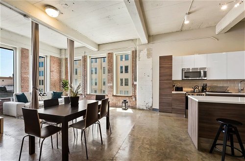 Photo 10 - 3 Bedroom Unit in Downtown Dallas with Pool & Gym