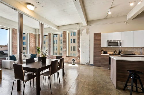 Photo 10 - 3 Bedroom Unit in Downtown Dallas with Pool & Gym