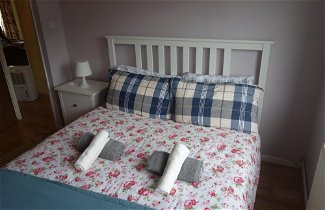 Photo 1 - NEW Cosy 2 Bedroom Flat on Englefield Green