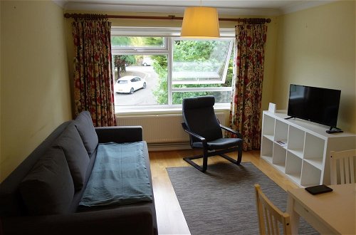 Foto 10 - NEW Cosy 2 Bedroom Flat on Englefield Green