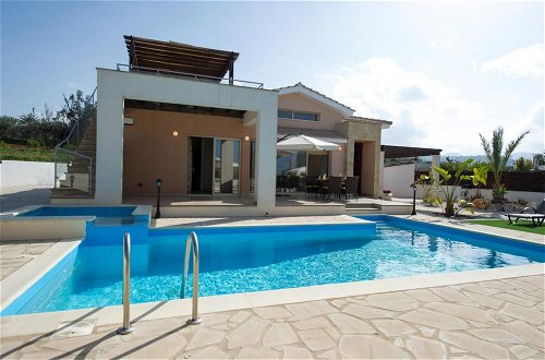 Foto 2 - Villa Thalassa Large Private Pool Walk to Beach A C Wifi Car Not Required - 2346