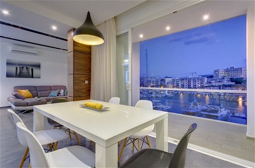 Foto 6 - Luxury 3BR Apartment With Marina Views