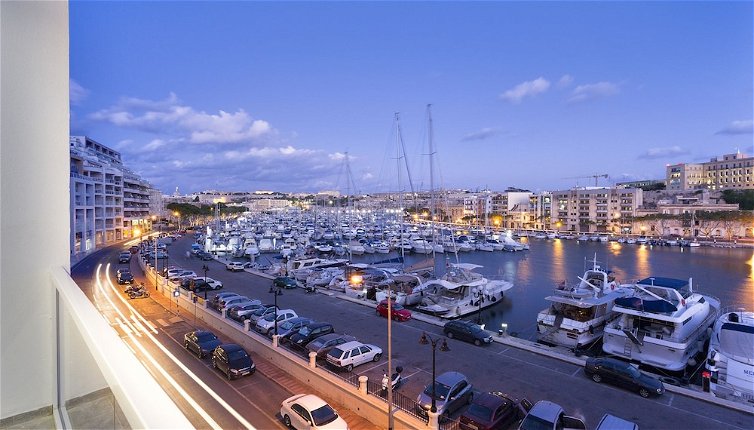 Foto 1 - Luxury 3BR Apartment With Marina Views