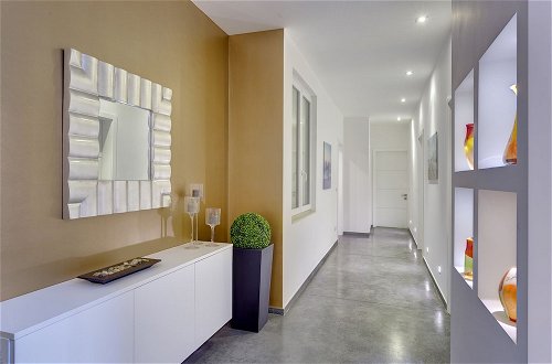 Photo 4 - Luxury 3BR Apartment With Marina Views
