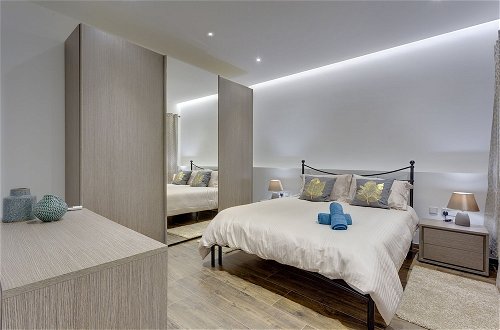 Photo 2 - Luxury 3BR Apartment With Marina Views
