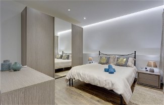 Photo 2 - Luxury 3BR Apartment With Marina Views