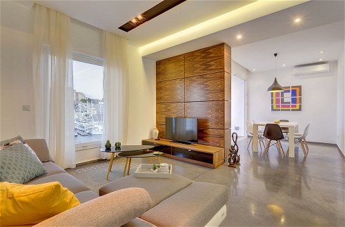 Foto 8 - Luxury 3BR Apartment With Marina Views
