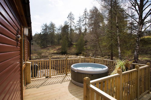 Foto 17 - 2-bed Cottage With Hot Tub at Loch Achilty, Nc500