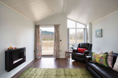 Foto 13 - 2-bed Cottage With Hot Tub at Loch Achilty, Nc500