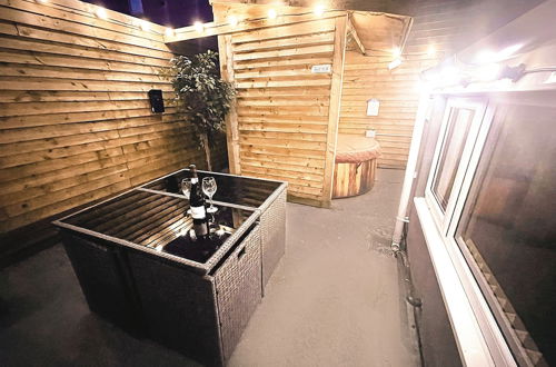 Foto 45 - Albert Luxury Hottub and Jacuzzi Apartments