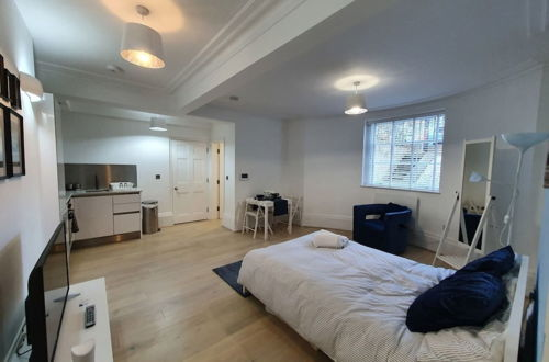 Photo 6 - Lux Kings RD City Centre Studio Apartment Reading