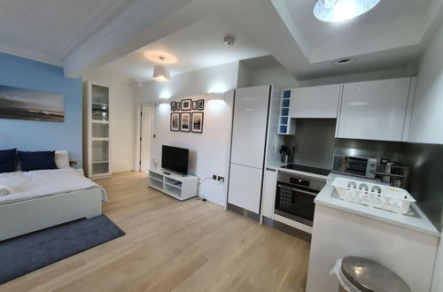 Photo 5 - Lux Kings RD City Centre Studio Apartment Reading