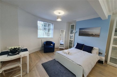 Photo 10 - Lux Kings RD City Centre Studio Apartment Reading