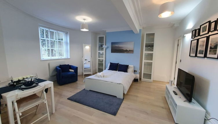 Photo 1 - Lux Kings RD City Centre Studio Apartment Reading