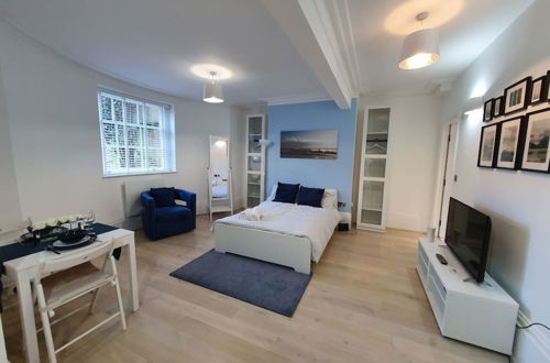 Photo 1 - Lux Kings RD City Centre Studio Apartment Reading