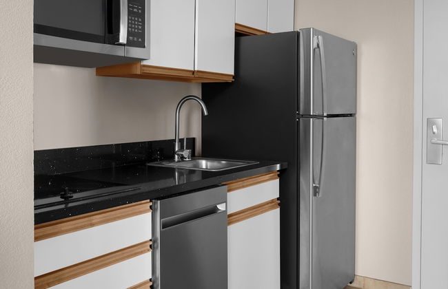 Larkspur Landing Extended Stay Suites Hillsboro - Photo 10