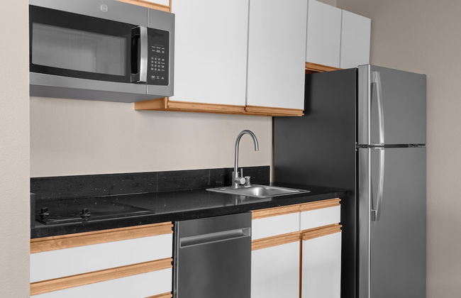 Larkspur Landing Extended Stay Suites Hillsboro - Photo 9