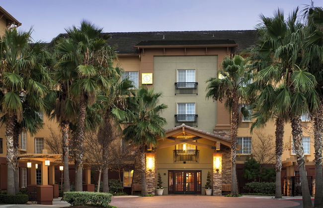 Larkspur Landing Extended Stay Suites Hillsboro - Photo 29