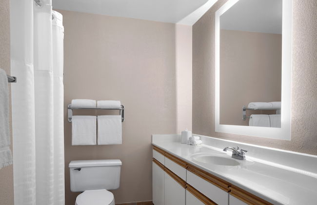 Larkspur Landing Extended Stay Suites Hillsboro - Photo 16