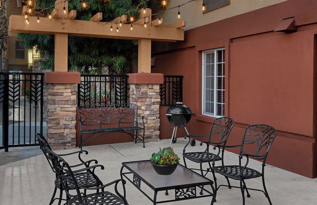 Larkspur Landing Extended Stay Suites Hillsboro - Photo 28