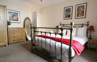 Foto 2 - Perfect Location - Stylish 2bd Rose St Apartment