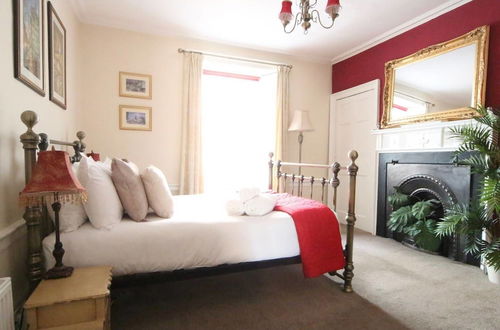 Photo 3 - Perfect Location - Stylish 2bd Rose St Apartment