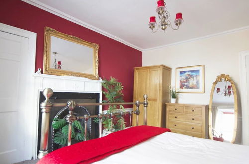 Photo 1 - Perfect Location - Stylish 2bd Rose St Apartment