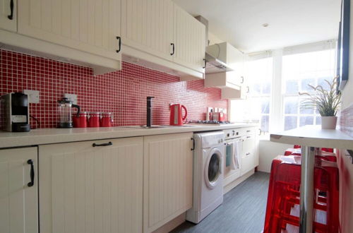 Photo 12 - Perfect Location - Stylish 2bd Rose St Apartment