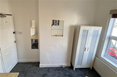 Photo 5 - Stayzo House Accommodation- Coventry Free Parking