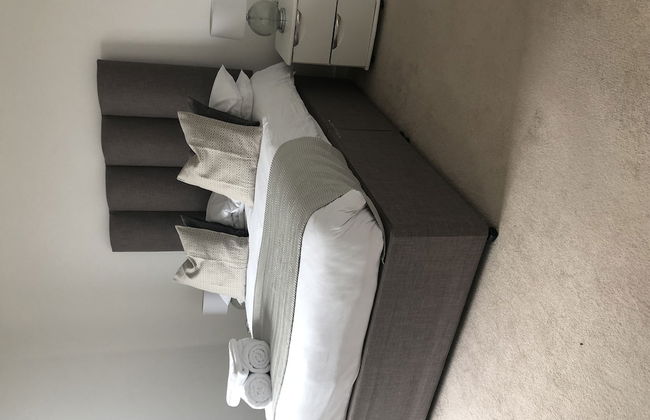 Town Apartment - Photo 5