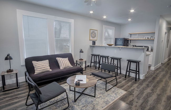 Impressive Cozy Historic 3BR Apt 101 Near Downtown - Photo 10
