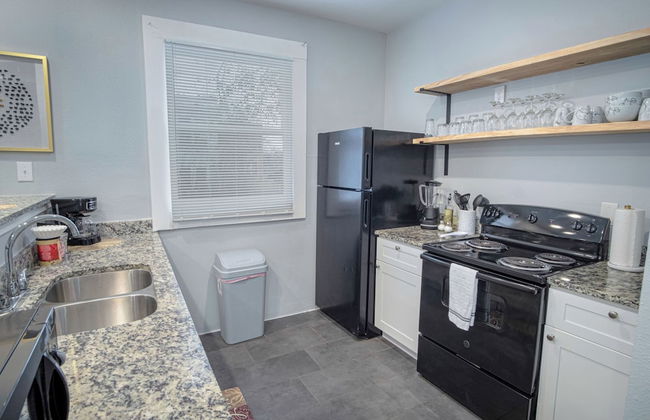 Impressive Cozy Historic 3BR Apt 101 Near Downtown - Photo 8