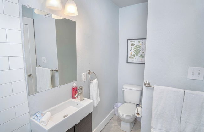 Impressive Cozy Historic 3BR Apt 101 Near Downtown - Photo 15