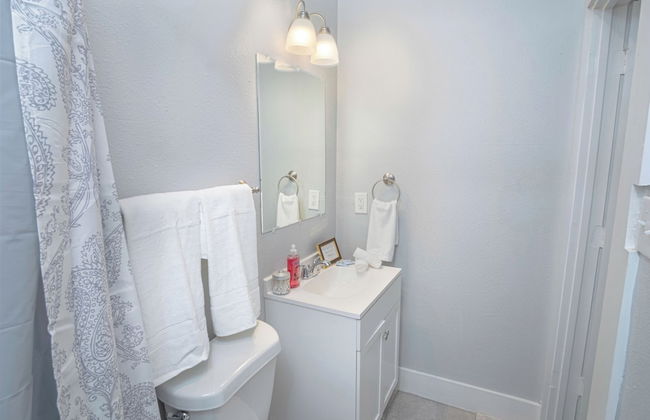 Impressive Cozy Historic 3BR Apt 101 Near Downtown - Photo 16
