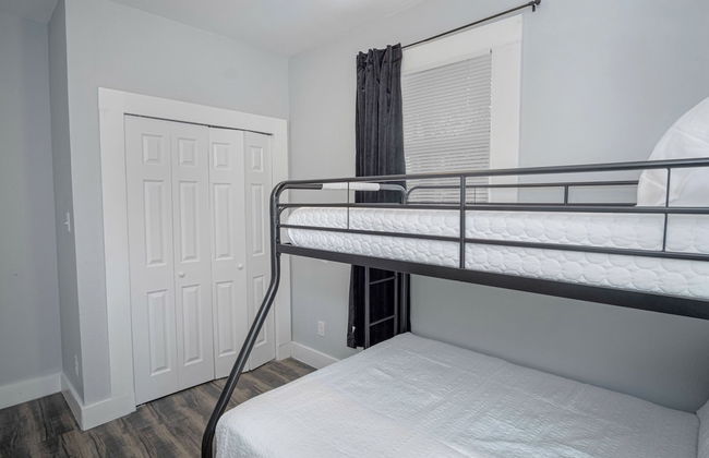 Impressive Cozy Historic 3BR Apt 101 Near Downtown - Photo 3