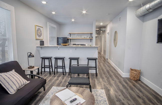 Impressive Cozy Historic 3BR Apt 101 Near Downtown - Photo 11