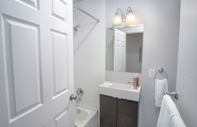 Impressive Cozy Historic 3BR Apt 101 Near Downtown - Photo 14