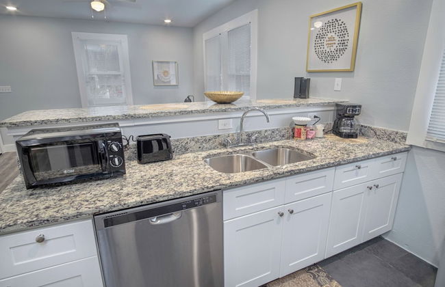 Impressive Cozy Historic 3BR Apt 101 Near Downtown - Photo 9