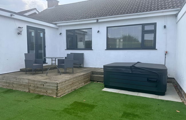 Pet-friendly - 2 Bedrooms Bungalow hot tub Parking - Foto 1