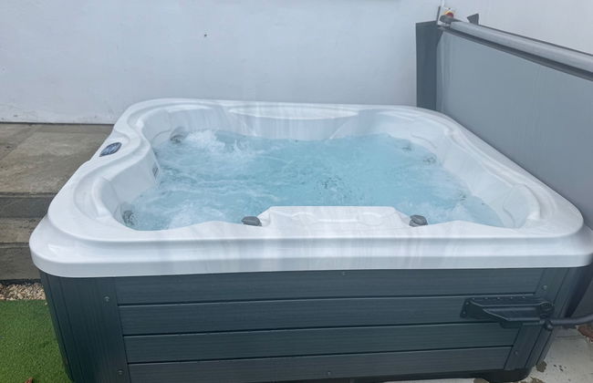 Pet-friendly - 2 Bedrooms Bungalow hot tub Parking - Foto 17